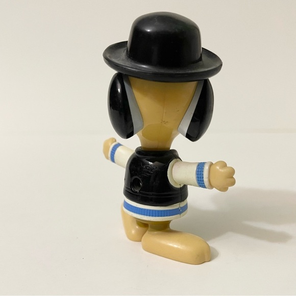 Snoopy World Tour Romania Figure Toy - Picture 3 of 12